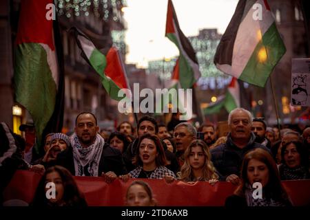 Barcelona, Spanien. Dezember 2023. Demonstranten rufen Parolen aus Protest gegen die anhaltenden Angriffe Israels auf den Gazastreifen, die zu zahlreichen Todesfällen unter Zivilisten führten. Sie reagieren auf einen Angriff der islamistischen Organisation Hamas am 7. Oktober. Quelle: Matthias Oesterle/Alamy Live News Stockfoto