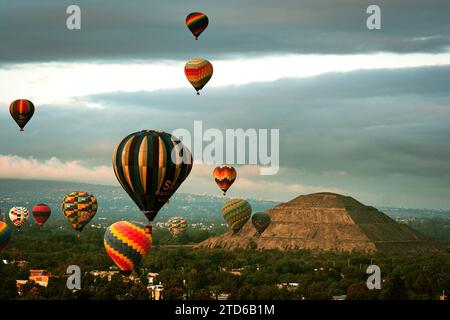 16. Dezember 2023, Mexiko-Stadt, Teotihuacan, Mexiko: Der größte Ballon des gesamten Kontinents wurde bei Sonnenaufgang im archäologischen Zentrum der Pyramiden von TeotihuacÃ¡n in Mexiko gestartet. TeotihuacÃ¡n, auch bekannt als das Land der Götter, war die Landschaft, die man vom spektakulären Flug eines der größten Heißluftballons des Kontinents aus beobachten konnte. Die mexikanische Firma Al Sol Globos begann mit diesem gigantischen Modell, dem N-500 Ballon, der Teil ihrer Flotte sein wird. (Kreditbild: © Jorge Nunez/ZUMA Press Wire) NUR REDAKTIONELLE VERWENDUNG! Nicht für kommerzielle ZWECKE! Stockfoto