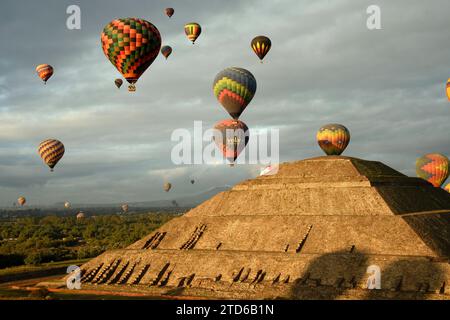 16. Dezember 2023, Mexiko-Stadt, Teotihuacan, Mexiko: Der größte Ballon des gesamten Kontinents wurde bei Sonnenaufgang im archäologischen Zentrum der Pyramiden von TeotihuacÃ¡n in Mexiko gestartet. TeotihuacÃ¡n, auch bekannt als das Land der Götter, war die Landschaft, die man vom spektakulären Flug eines der größten Heißluftballons des Kontinents aus beobachten konnte. Die mexikanische Firma Al Sol Globos begann mit diesem gigantischen Modell, dem N-500 Ballon, der Teil ihrer Flotte sein wird. (Kreditbild: © Jorge Nunez/ZUMA Press Wire) NUR REDAKTIONELLE VERWENDUNG! Nicht für kommerzielle ZWECKE! Stockfoto