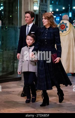 (Von links nach rechts) Edoardo Mapelli mozzi, Christopher Woolf und Prinzessin Beatrice während der Royal Carols - zusammen bei Weihnachtsgottesdienst in der Westminster Abbey in London. Bilddatum: Freitag, 8. Dezember 2023. Stockfoto