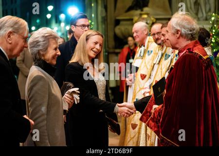 Der Duke of Gloucester, die Duchess of Gloucester und Lady Davina Windsor während der Royal Carols - zusammen bei Weihnachtsgottesdiensten in der Westminster Abbey in London. Bilddatum: Freitag, 8. Dezember 2023. Stockfoto