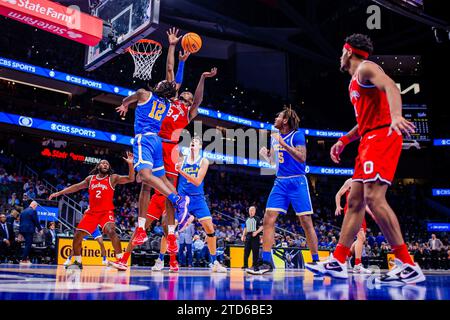 16. Dezember 2023: UCLA Bruins beschützt Sebastian Mack (12) schießt auf das Ohio State Buckeyes Center Felix Okpara (34) während der zweiten Hälfte des CBS Sports Classic Matchups in der State Farm Arena in Atlanta, GA. (Scott Kinser/CSM) Stockfoto