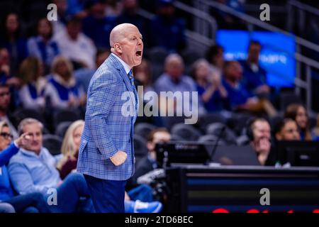 16. Dezember 2023: Mick Cronin, Cheftrainer der UCLA Bruins, schreit einen Beamten während der zweiten Halbzeit gegen die Ohio State Buckeyes im CBS Sports Classic Matchup in der State Farm Arena in Atlanta an. (Scott Kinser/CSM) Stockfoto