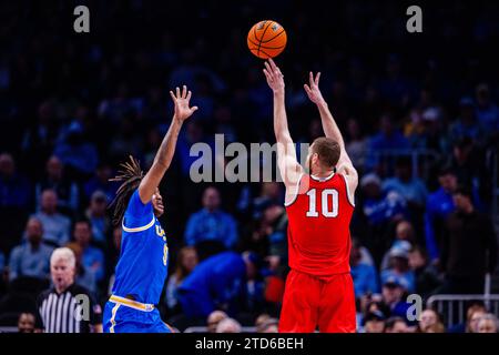 16. Dezember 2023: Ohio State Buckeyes Forward Jamison Battle (10) schießt auf Brandon Williams (5) während der zweiten Hälfte des CBS Sports Classic Matchups in der State Farm Arena in Atlanta, GA. (Scott Kinser/CSM) Stockfoto