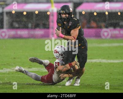 16. Dezember 2023: Appalachian State Running Back Anderson Castle (1) wird von Miami (Oh) Defensive Back Silas Walters (29) während des NCAA-Fußballspiels im Mexico Cure Bowl zwischen den Appalachian State Mountaineers und Miami RedHawks im FBC Mortgage Stadium in Orlando, FL, angegriffen. Romeo T Guzman/Cal Sport Media Stockfoto