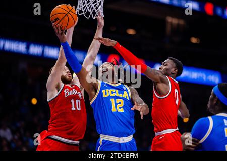 16. Dezember 2023: Sebastian Mack (12) der UCLA Bruins spaltet die Ohio State Buckeyes Forward Jamison Battle (10) und Scotty Middleton (0) während der zweiten Hälfte des CBS Sports Classic Matchups in der State Farm Arena in Atlanta, GA. (Scott Kinser/CSM) Stockfoto