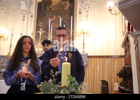 Die Jugendlichen der Pfadfindergruppe Pagani 1, die vor der Feier der heiligen Messe in der Kirche unserer Lieben Frau von Leiden und in der Kirche des Leibes Christi am Abend das Licht des Friedens von Bethlehem 2023 gehalten haben. Das Licht des Friedens kommt direkt aus der Geburtsgrotte in Bethlehem. Es ist ein Zeichen der Freundschaft, der Brüderlichkeit, der Freude, der Liebe und der Hoffnung, die Pfadfinder in ganz Europa bringen. Das Motto des Lichtes des Friedens aus Bethlehem 2023 lautet: "Frieden machen glücklich". (Foto: Pasquale Senatore/Pacific Press) Stockfoto