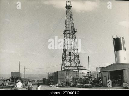 Logroño. 07/23/1977. Es wurde bestätigt, dass Methangaslecks in der Ölbohrung „Rioja-2“ aufgetreten sind. Dies ist ein deutlicher Hinweis darauf, dass sich in diesem Brunnen eine Tasche mit der kostbaren Flüssigkeit befinden könnte. Quelle: Album/Archivo ABC Stockfoto