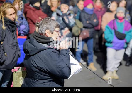 Rom, Italien. Dezember 2023. Eine feministische Aktivistin spricht mit den Teilnehmern der Demonstration, die von „Non una di Meno“ in Rom organisiert wird. Etwa hundert Frauen und Männer nahmen an der Demonstration Teil, die von der transfeministischen Bewegung „Non Una di Meno“ (nicht einer weniger) organisiert wurde. in Rom gegen die Klischees und Heucheleien der patriarchalen Kultur zu protestieren und ein Licht auf die administrativen Entscheidungen der Region Latium und der Zentralregierung zu werfen, die Verteidigung und gerechte Pflege bestrafen und die freie Wahl und würde der Frau demütigen. Quelle: ZUMA Press, Inc./Alamy Live News Stockfoto