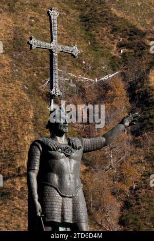 Madrid 09-20-2014 Seen von Covadonga in den Picos de Europa auf dem Bild die Basilika Grotte der Jungfrau und Denkmal für Don Pelayo Foto Jaime Garcia Archdc. Quelle: Album / Archivo ABC / Jaime García Stockfoto