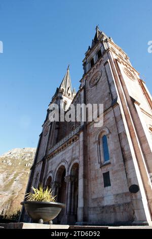 Madrid 09-20-2014 Seen von Covadonga in den Picos de Europa auf dem Bild die Basilika Grotte der Jungfrau und Denkmal für Don Pelayo Foto Jaime Garcia Archdc. Quelle: Album / Archivo ABC / Jaime García Stockfoto