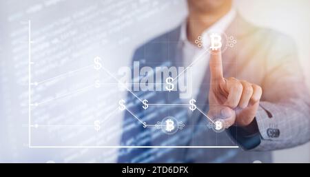 Kryptowährungs-Bitcoins hoher Verlust mit rotem Pfeil-nach-unten-Konzept, Geschäftsmann berührt Bitcoins mit Pfeilen nach unten, während der Bitcoin BTC-Preis fällt, Crypt Stockfoto