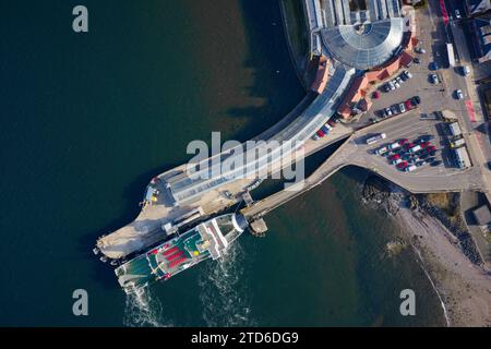 Die Fähre kommt in der schottischen Stadt Wemyss Bay an Stockfoto