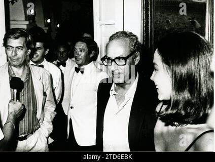 08/05/1986. Miguel Boyer und Isabel Preysler verlassen das Restaurant La Fonda in Marbella in Gesellschaft von Mario Vargas Llosa. Quelle: Album / Archivo ABC / José Luis Álvarez Stockfoto