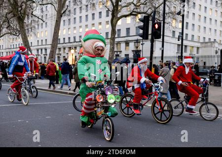 London, Großbritannien. Dezember 2023. Ein müder Elf, der zwischen den Weihnachtsmännern während der jährlichen Weihnachtsfahrt in London zu Weihnachten gesehen wird. Fahrer in Weihnachtsmannskostümen, die auf ihren Fahrrädern gesehen wurden. (Credit Image: © Hesther ng/SOPA images via ZUMA Press Wire) NUR REDAKTIONELLE VERWENDUNG! Nicht für kommerzielle ZWECKE! Quelle: ZUMA Press, Inc./Alamy Live News Stockfoto