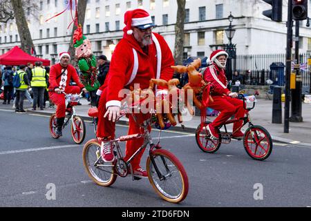 London, Großbritannien. Dezember 2023. Ein Mann, der während der jährlichen Weihnachtsfahrt in London mit seinem Fahrrad voller Weihnachtselemente unterwegs war. Fahrer in Weihnachtsmannskostümen, die auf ihren Fahrrädern gesehen wurden. (Credit Image: © Hesther ng/SOPA images via ZUMA Press Wire) NUR REDAKTIONELLE VERWENDUNG! Nicht für kommerzielle ZWECKE! Quelle: ZUMA Press, Inc./Alamy Live News Stockfoto