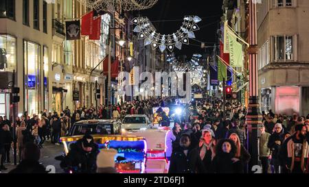 London, Großbritannien. Dezember 2023. Käufer und Touristen in der Bond Street bewundern die festliche Dekoration und Schaufensterdekoration der exklusiven Boutiquen und Luxusartikel der Gegend. Quelle: Imageplotter/Alamy Live News Stockfoto