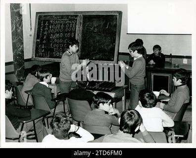 Madrid, 19.12.1975. Die Kinder von San Ildefonso bereiten sich auf die Verlosung vor. Der Lotterieraum ist während der Probe einer der Klassenzimmer des Colegio de San Ildefonso. Auf einem Tisch, der „Tisch“; auf beiden Seiten erhalten zwei Steingut-Schüsseln die Kugeln: Blau grün, Holzfarbe... Auf der Tafel die Liste der „großen“ Preise der Weihnachtsverlosung. Quelle: Album / Archivo ABC / Luis Ramírez Stockfoto