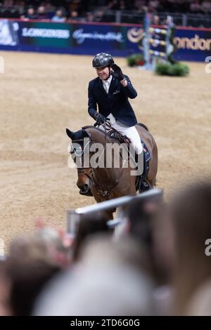 London, Großbritannien. Dezember 2023. Conor Swail of Ireland mit Casturano konkurriert während des Longines Christmas Cracker auf der London International Horse Show am 16. Dezember 2023, London Excel Centre, Vereinigtes Königreich (Foto von Maxime David - MXIMD Pictures) Credit: MXIMD Pictures/Alamy Live News Stockfoto