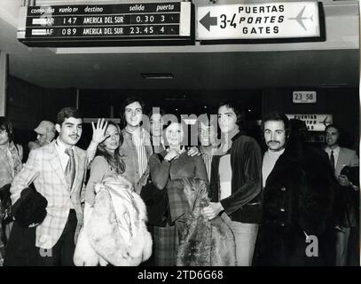 12/31/1974. Camilo Sesto verlässt Barajas nach Uruguay, Buenos Aires, Lima, Bogotá und Caracas, San José de Costa Rica, Panama, Mexiko, Japan, Puerto Rico und Madrid. Seine guten Freunde kamen zum Flughafen, um sich von ihm auf diesem großen internationalen Sprung zu verabschieden... Rosa Arbex, Manolo Sánchez, Rocío Dúrcal und Junior. Das höchste und im Zentrum: Camilo Sexten. Quelle: Album/Archivo ABC Stockfoto