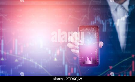 Geschäftsmann halten Smartphone mit Line of Stock Market oder Forex Trading Graph und Kerzendiagramm passend für Finanzinvestitionskonzept, Wirtschaft Stockfoto