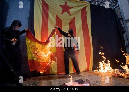 Barcelona, 09.11.2011. Unabhängigkeitsdemonstration in der katalanischen Diada. Verbrennung des Fotos des Königs, Verbrennung der spanischen Flagge. Foto: Inés Baucells. ARCHDC. Quelle: Album / Archivo ABC / Inés Baucells Stockfoto