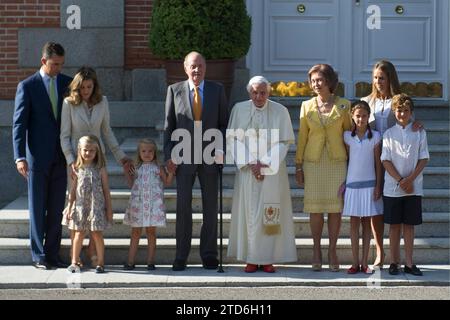 08/19/2011. Madrid. Spanien. Zarzuela Palast. Könige Don Juan Carlos und Doña Sofia, zusammen mit den Fürsten von Asturien Felipe und Letizia: Infantas Leonor und Sofia. Infantin Elena und ihre Kinder Froilan und Victoria Fedica haben Papst Benedikt am 19. August 2011 empfangen. Madrid. Spanien. Zarzuela Palast. Die Königsfamilie: König Juan Carlos, Königin Sofia. Prinzessinnen von Asturien Felipe und Letizia und ihre Töchter Leonor und Sofia. Prinzessin Elena und ihre Söhne Froilan und Victoria Federica empfanden Papst Benedikt XVI. Bei seinem Besuch in Spanien am Weltjugendtag. Die Könige, die Prinzen von Asturien und ihre Stockfoto