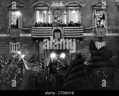 Barcelona, 23.10.1977.- der Präsident der Generalitat, Josep Tarradellas, begrüßt vom Balkon des Generalitat-Palastes die Tausende von Menschen, die sich auf der Plaza de San Jaime versammelt haben, nachdem er nach 38 Jahren Exil nach Katalonien zurückgekehrt war. Begleiteten ihn unter anderem José María Triginer, Eduardo Martín Toval, Frederic Rahola, Joan Raventós, Antoni Gutiérrez, Gregorio López Raimundo, Antonieta Maciá, Jordi Pujol und Josep Verde Aldea. Quelle: Album/Archivo ABC Stockfoto