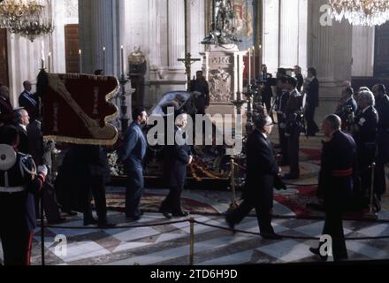 Madrid. 11/20/1975. Der Aspekt der unaufhörlichen Parade der Menschen vor Francos Sarg. Quelle: Album/Archivo ABC Stockfoto