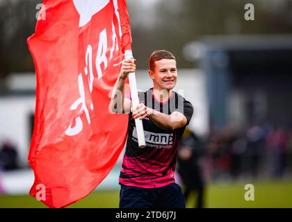 LONDON, VEREINIGTES KÖNIGREICH. Dezember 2023. Ein Fahnenträger beim Saracens vs Connacht Rugby - Investec Champions Cup im StoneX Stadium am Samstag, den 16. Dezember 2023. LONDON ENGLAND. Quelle: Taka G Wu/Alamy Live News Stockfoto