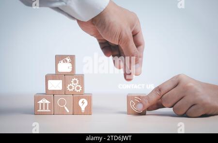 Kommunikation und Technologie und Cloud-Konzept , Hand Putting Holzblock Würfel Symbol Telefon, E-Mail, Adresse. Website-Seite kontaktieren Sie uns oder senden Sie eine E-Mail an mA Stockfoto