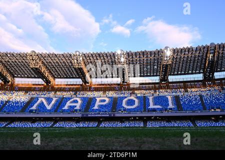 Neapel, Italien. Dezember 2023. Neapel, Italien - Sonntag, 16. Dezember 2023: Allgemeiner Blick in das Diego Armando Maradona Stadion des SSC Neapel vor dem Serie A TIM Spiel zwischen SSC Napoli und Cagliari Calcio im Diego Armando Maradona Stadion in Neapel, Italien am 16. Dezember 2023. Quelle: Nicola Ianuale/Alamy Live News Stockfoto