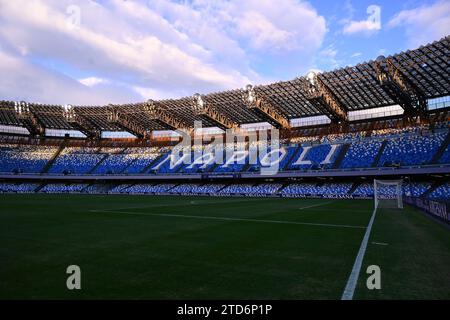 Neapel, Italien. Dezember 2023. Neapel, Italien - Sonntag, 16. Dezember 2023: Allgemeiner Blick in das Diego Armando Maradona Stadion des SSC Neapel vor dem Serie A TIM Spiel zwischen SSC Napoli und Cagliari Calcio im Diego Armando Maradona Stadion in Neapel, Italien am 16. Dezember 2023. Quelle: Nicola Ianuale/Alamy Live News Stockfoto