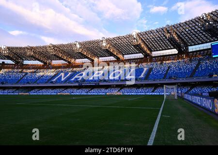 Neapel, Italien. Dezember 2023. Neapel, Italien - Sonntag, 16. Dezember 2023: Allgemeiner Blick in das Diego Armando Maradona Stadion des SSC Neapel vor dem Serie A TIM Spiel zwischen SSC Napoli und Cagliari Calcio im Diego Armando Maradona Stadion in Neapel, Italien am 16. Dezember 2023. Quelle: Nicola Ianuale/Alamy Live News Stockfoto