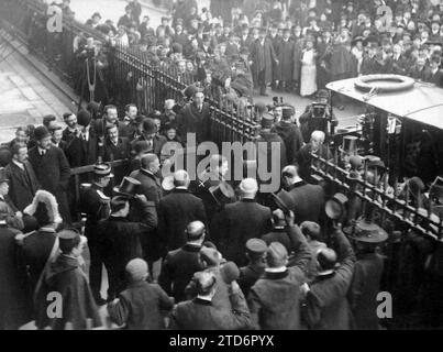 12/02/1909. Der König von Portugal in Paris. Seine Majestät Don Manuel II. (X), als er die Messe in der Magdalena-Kirche verließ, wird von der Menge applaudiert. Foto: Nyh. Quelle: Album/Archivo ABC/NyH Stockfoto