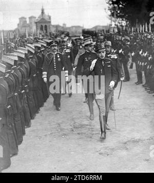 11/11/1909. Der König von Portugal in Toledo, seine Majestäten Don Manuel II. (1) und D. Alfonso XIII. (2), die das Bataillon der Studenten der Infanterieakademie überprüfen. (Spielfoto). Titel: Album/Archivo ABC/Spiele Stockfoto