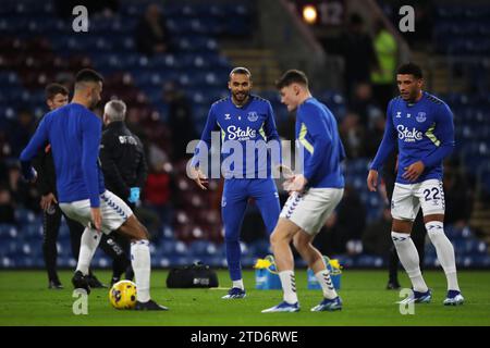 Burnley, Großbritannien. Dezember 2023. Spieler von Everton wärmen sich vor dem Premier League-Spiel in Turf Moor, Burnley auf. Der Bildnachweis sollte lauten: Jessica Hornby/Sportimage Credit: Sportimage Ltd/Alamy Live News Stockfoto