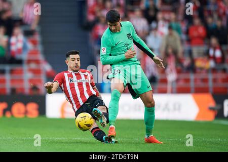 Bilbao, Vizcaya, Spanien. Dezember 2023. Alvaro Morata von Atletico de Madrid duelliert um den Ball mit Yuri Berchiche vom Athletic Club während der Lali Stockfoto