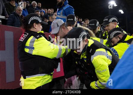 Burnley, Großbritannien. Dezember 2023. Während des Premier League-Spiels zwischen Burnley und Everton in Turf Moor, Burnley, wird am Samstag, den 16. Dezember 2023 ein Mann verhaftet. (Foto: Pat Scaasi | MI News) Credit: MI News & Sport /Alamy Live News Stockfoto