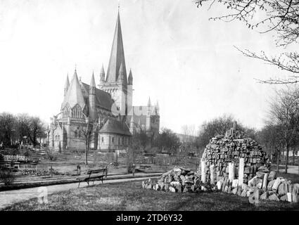 Trondheim (Norwegen), Juni 1906. Nidaros Kathedrale, wo die Krönung der Könige von Norwegen gefeiert wird, gemäß der Verfassung von 1814. Die ersten, die dies taten, waren Haakon VII. Und Königin Maud. Quelle: Album / Archivo ABC / Philippe Hutin Trampus Stockfoto