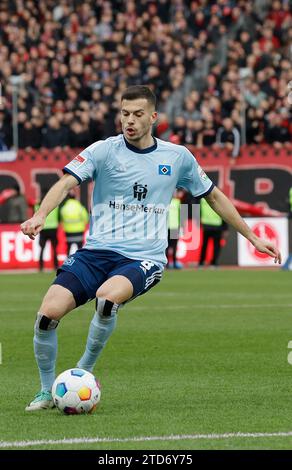 Bild: Laszlo Benes (Hamburger SV, 8) (l-r). 16.12.2023, Fußball, 2 ...