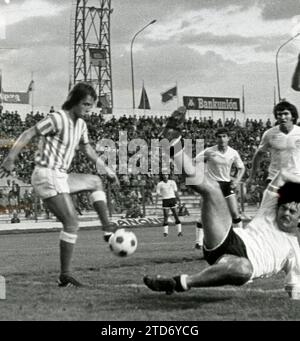 Eduardo Anzarda Álvarez. Extrem. Er wurde am 21. Februar 1944 in San Javier (Argentinien) geboren. Er kam in Spanien unter Vertrag von Real Madrid für die Saison 1971-72 an. Er debütierte am 5. September 1971 in einem Real Madrid-Betis-Spiel, wobei Blanca mit 2:0 gewann. In Madrid spielte er zwei Saisons, 71-72 und 72:73, in denen er 26 Spiele spielte und sieben Tore erzielte. Mit Betis spielte er in der ersten Liga zwischen 1974-75 und 1979-80, in der er 94 Spiele absolvierte und 27 Tore erzielte. Das Foto wurde am 22. Mai 1979 veröffentlicht. (Foto Ángel Dublado). Quelle: Album / Archivo ABC / Ángel Doblado Stockfoto