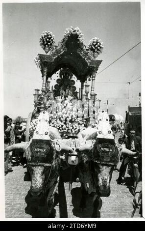 Rocío Tau 03. Wallfahrt 1961. Die Bruderschaft von Sevilla, deren älterer Bruder Enrique Beca Gutiérrez war, ging am 18. Mai desselben Jahres auf eine Pilgerreise. Das Bild zeigt uns die Jungfrau des Erlösers Rocío im Simpecado-Wagen auf dem Weg zur Pfarrkirche San Juan de Aznalfarache, wo sie nach einem Brauch der Bruderschaft bis zur Rückkehr des Camino deponiert blieb. Der Wagen hatte eine Begleitperson der Zivilwache und rechts vom Schnappschuss sieht man die Verlegung der Straßenbahnkabel. Highlander. Quelle: Album / Archivo ABC / Serrano Stockfoto