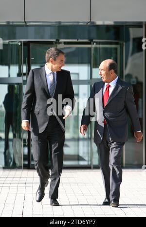 09/05/2007. Boadilla del Monte (Madrid), 09.06.07.- der Präsident der Regierung, José Luis Rodríguez Zapatero (I), zusammen mit dem Präsidenten der Santander Bank, Emilio Botín, in der Finanzstadt der Santander Gruppe, die er heute in der Madrider Stadt Boadilla del Monte besuchte.-Foto Ernesto Agudo. Quelle: Album/Archivo ABC/Ernesto Agudo Stockfoto