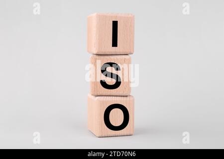 Internationale Organisation für Normung. Würfel mit der Abkürzung ISO auf hellgrauem Hintergrund, Nahaufnahme Stockfoto