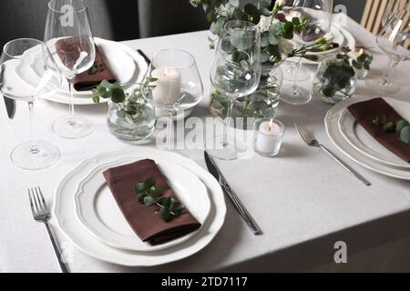 Wunderschöne Tischeinrichtung mit Besteck und Blumendekor Stockfoto