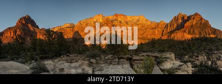 Hinter dem Westtempel und Mount Kinesava Glow Orange at Sunset im Hinterland des Zion National Park Stockfoto