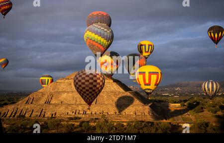 16. Dezember 2023, Teotihuacan, Mexiko: Der größte Ballon des gesamten Kontinents wurde bei Sonnenaufgang im archäologischen Zentrum der Pyramiden von Teotihuacan während eines der größten Heißluftballons auf dem Kontinent gestartet. (Kreditbild: © Jorge Nunez/ZUMA Press Wire) NUR REDAKTIONELLE VERWENDUNG! Nicht für kommerzielle ZWECKE! Stockfoto