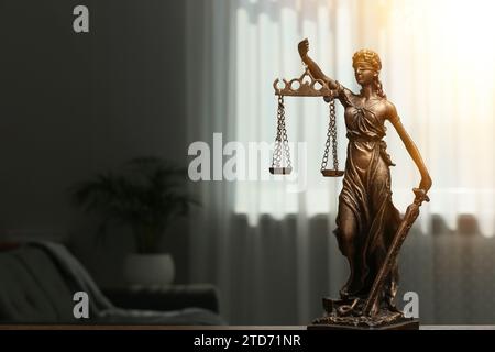 Symbol für eine gerechte Behandlung nach dem Gesetz. Statue von Lady Justice drinnen, Platz für Text Stockfoto