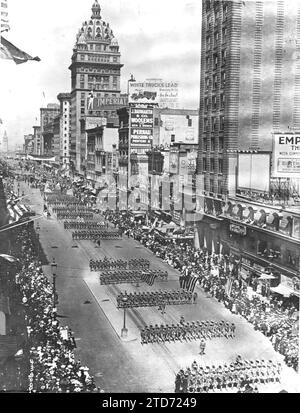 07/31/1916. Ein großartiger Militärurlaub in den Vereinigten Staaten. Erscheinen einer der Hauptstraßen von San Francisco, Kalifornien, vorbei an der kürzlich abgehaltenen militärischen Demonstration, kurz bevor anarchistische Bomben sechs Menschen töteten und 44 verletzte. Quelle: Album / Archivo ABC / Louis Hugelmann Stockfoto